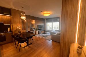 布达佩斯Glamorous Apartment in Budapest, Hungary的厨房以及带桌子和沙发的客厅。