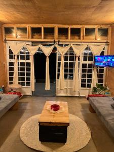 纳库鲁The Cascades Cabin Nakuru的中间设有带桌子的客厅