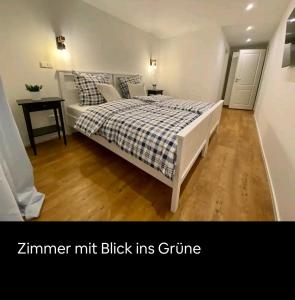 加格瑙Reiter's Apartments am Eichelberg的一间卧室配有一张带 ⁇ 子毯子的床