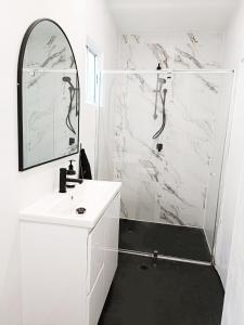 悉尼Lovely Room 1Min Walk to Station with 55Inch TV的白色的浴室设有水槽和镜子