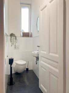 曼海姆namastay! - Luxus mit Blick auf den Wasserturm的白色的浴室设有卫生间和水槽。