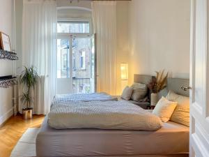曼海姆namastay! - Luxus mit Blick auf den Wasserturm的一间卧室设有一张大床和一个窗户。