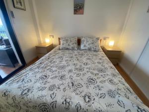 波利斯Paul and Maria Sea View Apartment的卧室内的一张床位,配有两个枕头