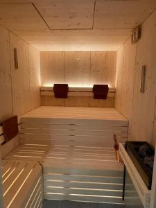 萨斯费Berghof的一间设有两张床的桑拿浴室