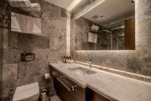 伊斯坦布尔B'İSTANBUL HOTEL的一间带水槽、卫生间和镜子的浴室