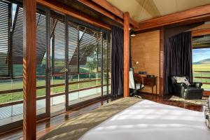 埃斯特科特Zulu Waters Game Reserve的一间卧室设有一张床和大窗户