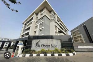 开罗Ocean Blue Luxury serviced Hotel Apartments的前面有标志的建筑