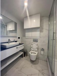 巴统Apart Otel Orbi City的浴室配有卫生间、盥洗盆和淋浴。