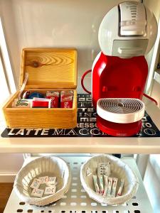 贝纳尔马德纳LUXURY SUITES MINERVA beach的冰箱里的架子,配有咖啡壶和盒子