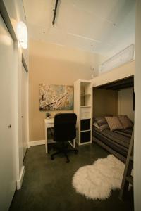埃德蒙顿2 Full Beds, Free Parking Underground Heated, Rogers Place, 1 Bedroom Condo Downtown Central的一间卧室配有书桌、一张床和一张书桌椅