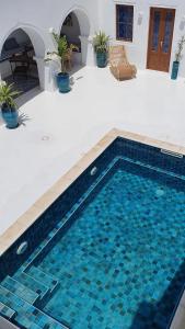 Maison d’hôte, Djerba的房屋中间的游泳池