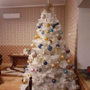 IlliVana-Vastseliina külalistemaja的白色的圣诞树,上面有装饰品
