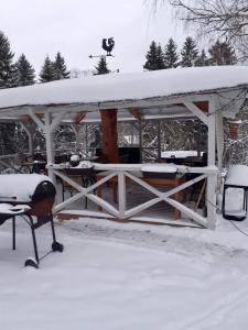 IlliVana-Vastseliina külalistemaja的顶部有雪的凉亭