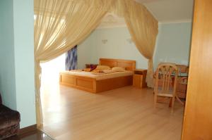 索非亚科尼亚兹波利斯酒店的卧室配有1张床、1张桌子和1把椅子