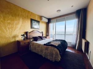奥伦塞O Souto de Monteasnal的一间卧室设有一张大床和大窗户