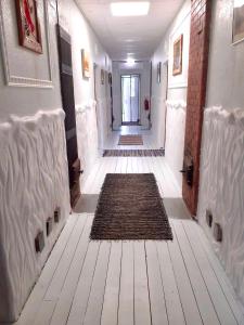 IlliVana-Vastseliina külalistemaja的地板上铺着地毯的空走廊