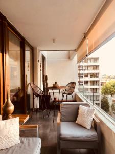 圣地亚哥Departamento Fray León的一间配有沙发和一张桌子的阳台客房