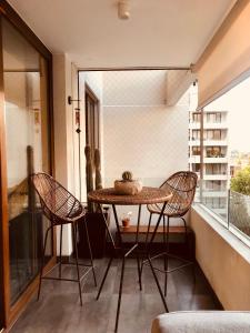 圣地亚哥Departamento Fray León的阳台配有一张小桌子和两把椅子