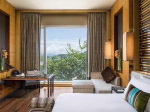 香港遨凯酒店的酒店客房设有一张床、一张书桌和一个大窗户。