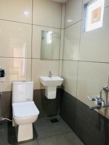 卡尔佩特塔Regalia Wayanad的一间带卫生间和水槽的浴室