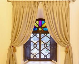 马拉喀什Riad Zouhour的大窗户,带有彩色玻璃窗