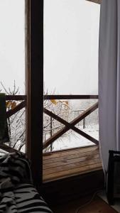 AgaraRacha Nanida的一间卧室设有窗户,享有积雪覆盖的庭院的景色