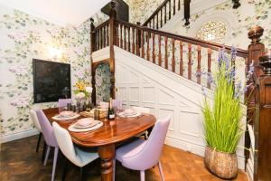 庞特佛雷特Hillthorpe Manor by Maison Parfaite - Large Country House with Hot Tub的一间带木桌和紫色椅子的用餐室