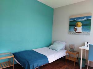 里尔沃邦套房公寓酒店的一间卧室配有一张壁画床