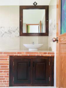 波隆纳鲁沃Aura Villa的一间带水槽和镜子的浴室