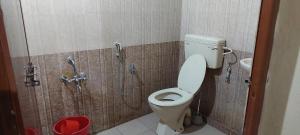 古鲁瓦尤尔Guruvayur Adithya的一间带卫生间和淋浴的浴室