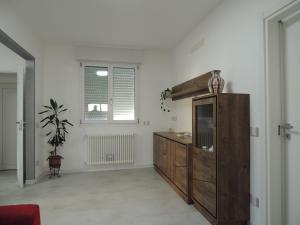 多莫多索拉Casa Cortina的客厅设有木制橱柜和窗户。