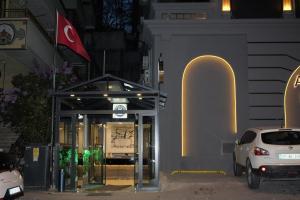 BakanlıklarAnatolia Luxury Hotel的停在大楼前的汽车