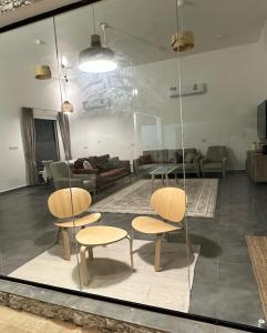Al WāşilDune Chalet شالية ديون的客厅配有两把椅子和一张沙发