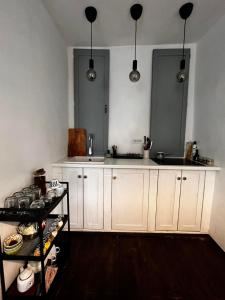 VrtovacSentina kuća的厨房配有白色橱柜和水槽