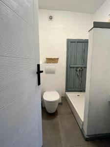 VrtovacSentina kuća的一间带卫生间和浴缸的浴室