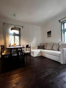 VrtovacSentina kuća的客厅配有白色的沙发和桌子