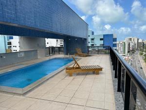 马塞约Neo 2.0的建筑物屋顶上的游泳池