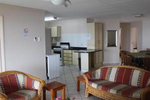 马盖特Anguna Holiday Flats的一间带两张沙发的客厅和一间厨房