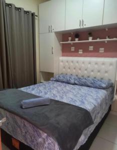 圣阿马鲁Lençóis Dunas Residence 1的一间卧室配有一张带白色床头板的床