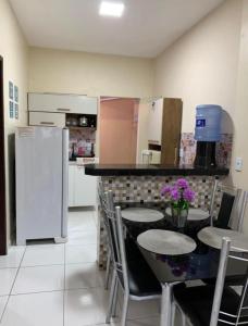 圣阿马鲁Lençóis Dunas Residence 1的厨房配有桌椅和冰箱。