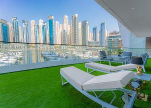 迪拜Vida Dubai Marina & Yacht Club , Hotel and Residences , Luxurious 2BR的市景阳台
