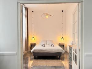 栋弗龙Élégant*Epoxy*Design&Décor的一间卧室配有一张带两个枕头的床