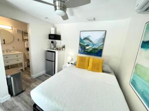 劳德代尔堡The Agustin Guesthouse - Men Only Clothing Optional的一间卧室配有白色床和黄色枕头