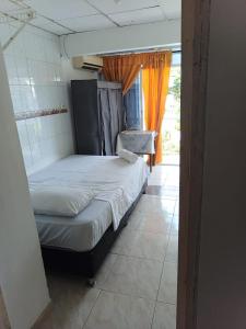 卡塔赫纳Alojamiento cómodo en una ubicación maravillosa!的一间小卧室,配有床和窗户