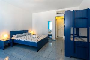 阿彻奇洛斯Stegna-TULA的一间卧室设有蓝色的床和双层床。