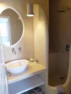 乔拉弗雷恩多斯Anemousa Hotel的浴室设有白色水槽和镜子