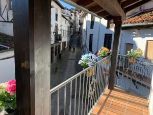 埃尔瓦La Estrella de David, Apartamentos Rurales的建筑里装有鲜花的阳台