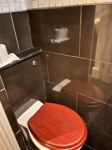 伦敦Luxury city centre Apartment的浴室设有红色的卫生间和红色的盖子