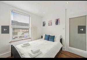 伦敦Luxury city centre Apartment的一间卧室配有带毛巾的床