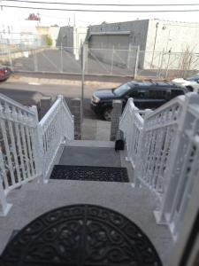 纽瓦克Dayton Dream的停车场内有白色栏杆的楼梯和汽车